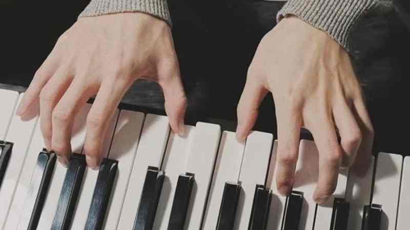 piano chords on keyboard